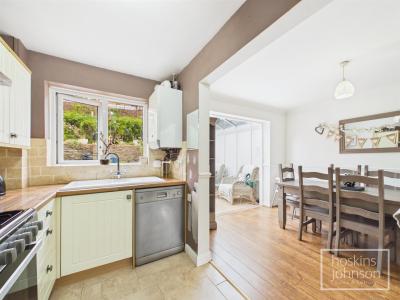 Hafan Heulog, Coed Y Cwm, Pontypridd - Kitchen