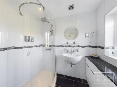 Brynderwen Close, Cilfynydd, Pontypridd - En-Suite Shower Room