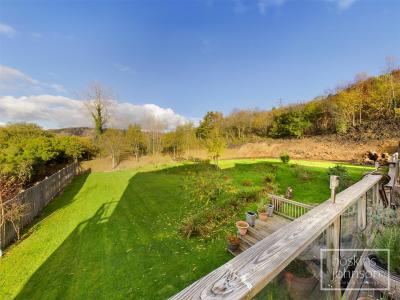 Brynderwen Close, Cilfynydd, Pontypridd - Outside