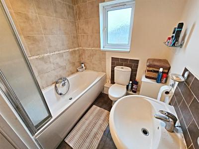 Ffordd Catraeth, Cilfynydd, Pontypridd - Bathroom/WC