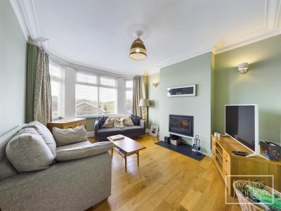 Ty-Gwyn Road, The Common, Pontypridd - Lounge
