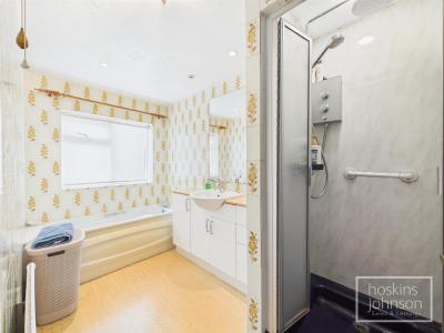 Coed Isaf Road, Pontypridd - Bathroom