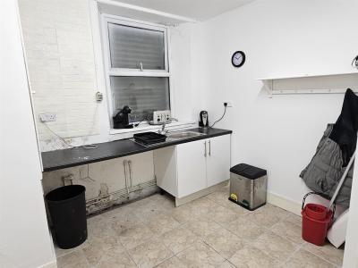 Coedpenmaen Close, Pontypridd - Kitchen