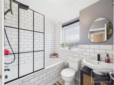 Dyffryn Avenue, Rhydyfelin, Pontypridd - Bathroom