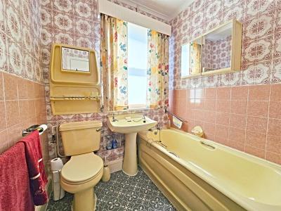 Lanelay Crescent, Maesycoed, Pontypridd - Bathroom