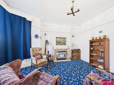 Lanelay Crescent, Maesycoed, Pontypridd - Lounge