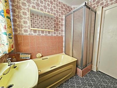 Lanelay Crescent, Maesycoed, Pontypridd - Bathroom