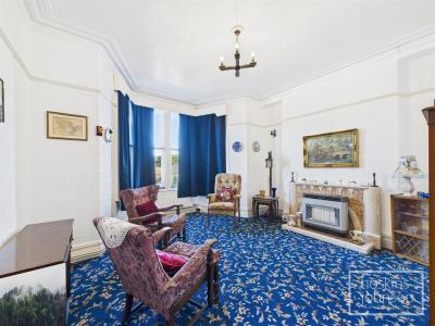 Lanelay Crescent, Maesycoed, Pontypridd - Lounge