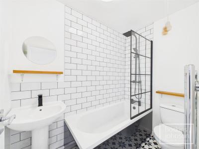 Forest View, Talbot Green, Pontyclun - Bathroom