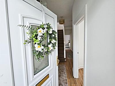 Church Street, Ynysybwl, Pontypridd - Entrance hall
