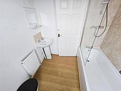 Penygraig Terrace, Ynysybwl, Pontypridd - Bathroom