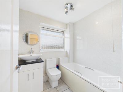 Lan Close, Graigwen, Pontypridd - Bathroom