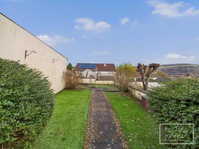 Lan Close, Graigwen, Pontypridd - Outside
