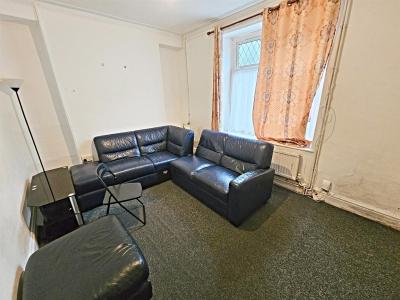 Queen Street, Pontypridd - Lounge