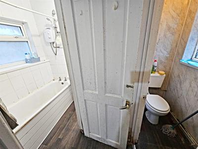 Queen Street, Pontypridd - Bathroom