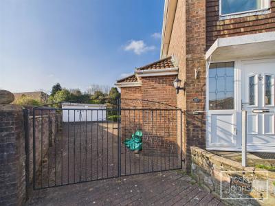 Milford Close, Tonteg, Pontypridd - Outside