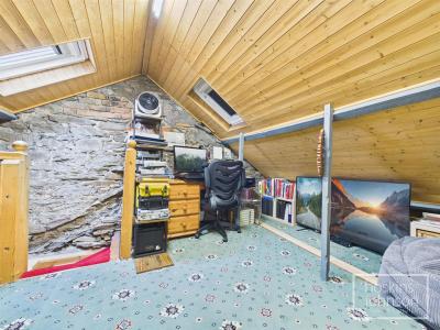 Main Road, Tonteg, Pontypridd - Attic Room