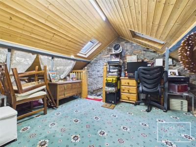 Main Road, Tonteg, Pontypridd - Attic Room