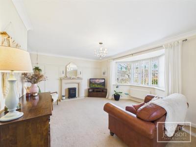 Heather Court, Quakers Yard, Treharris - Lounge