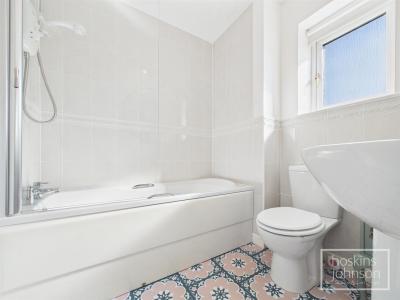 Heather Court, Quakers Yard, Treharris - Bathroom
