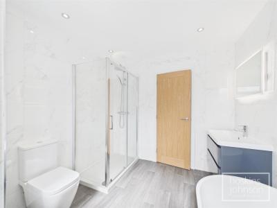 Thurston Road, Trallwn, Pontypridd - Bathroom
