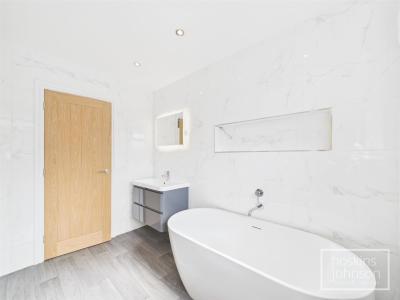 Thurston Road, Trallwn, Pontypridd - Bathroom