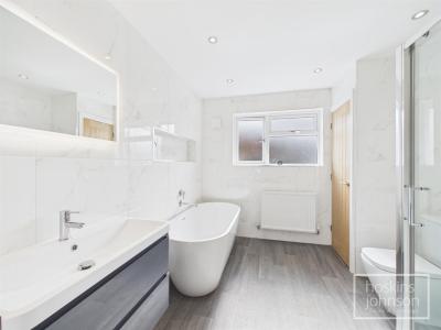 Thurston Road, Trallwn, Pontypridd - Bathroom