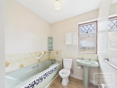 Llys Corrwg, Rhydyfelin, Pontypridd - Bathroom