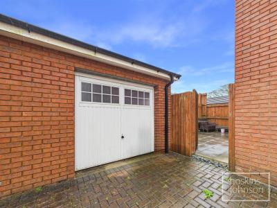 Highfields, Tonyrefail, Porth - Garage