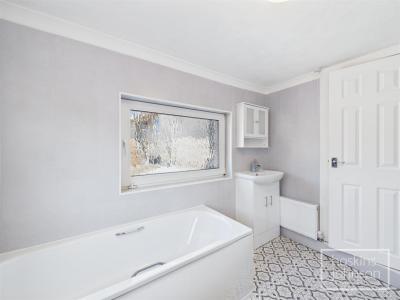 Glynmynach Street, Ynysybwl, Pontypridd - Bathroom