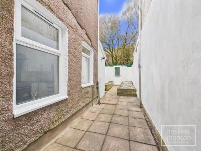 Telekebir Road, Pontypridd - Outside