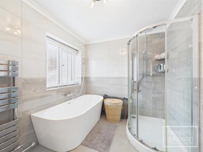 Hurford Street, Maesycoed, Pontypridd - Bathroom