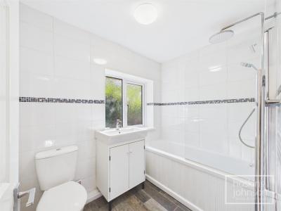 Derwendeg Avenue, Pontypridd - Bathroom