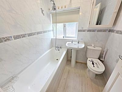 Cefn Lane, Glyncoch, Pontypridd - Bathroom