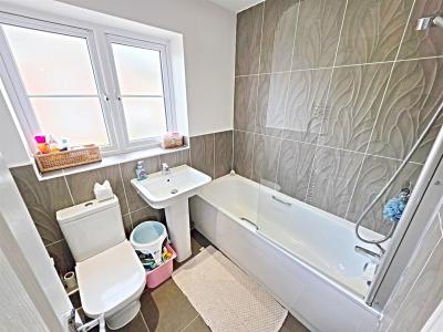 Nant Arian, Church Village, Pontypridd - Bathroom