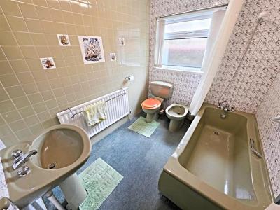 Lanwern Road, Maesycoed, Pontypridd - Bathroom