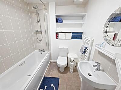 Heol Gryfydd, Rhydyfelin, Pontypridd - Bathroom