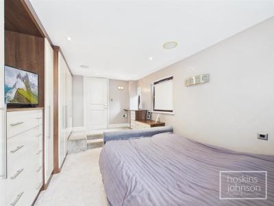 Thompson Villas, Ynysybwl, Pontypridd - Bedroom 1