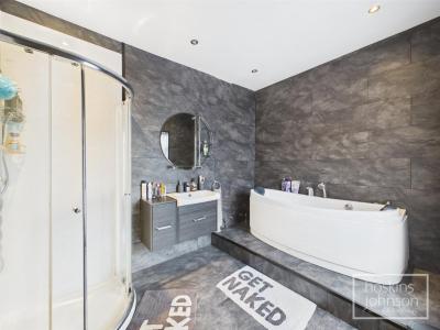 Thompson Villas, Ynysybwl, Pontypridd - Bathroom