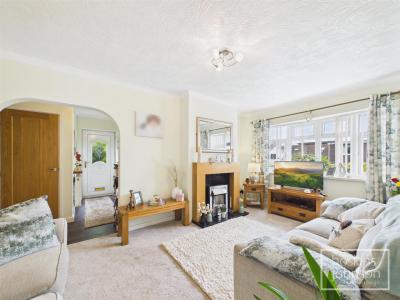 Silverhill Close, Cilfynydd, Pontypridd - Living Room