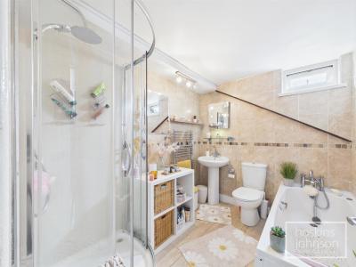 Silverhill Close, Cilfynydd, Pontypridd - Bathroom