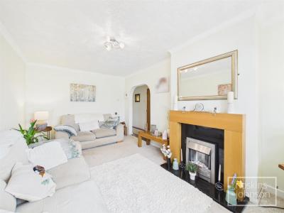 Silverhill Close, Cilfynydd, Pontypridd - Living Room