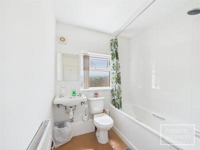 Oak Street, Rhydyfelin, Pontypridd - Bathroom