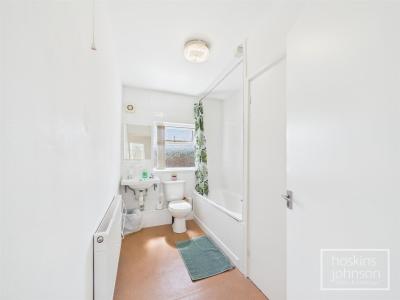 Oak Street, Rhydyfelin, Pontypridd - Bathroom