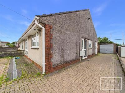 Heol Y Coed, Beddau, Pontypridd - Garden & Garage