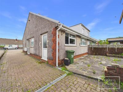 Heol Y Coed, Beddau, Pontypridd - Garden & Garage