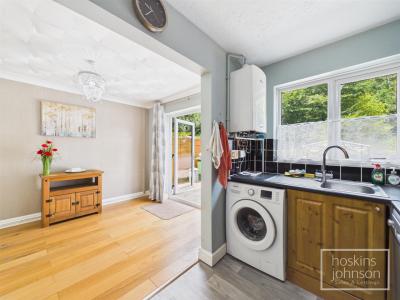 Ger Yr Afon, Coed-Y-Cwm, Pontypridd - Kitchen