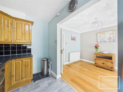 Ger Yr Afon, Coed-Y-Cwm, Pontypridd - Kitchen