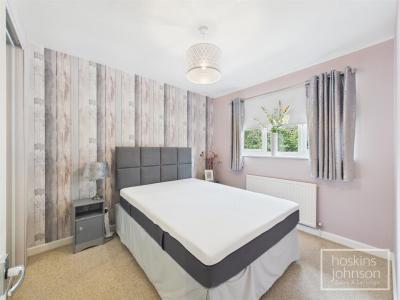 Ger Yr Afon, Coed-Y-Cwm, Pontypridd - Bedroom 1