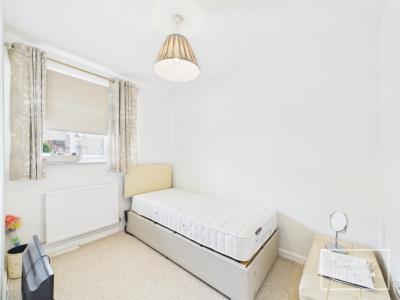 Ger Yr Afon, Coed-Y-Cwm, Pontypridd - Bedroom 2